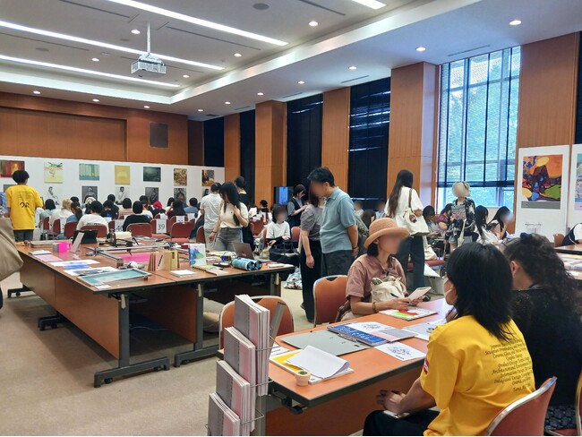 多摩美術大学「秋の進学相談会（オープンキャンパス）」を9月27日（日）に開催。2026年、教員と直接相談できる最後のチャンス！大学説明会、入試作品展示、キャンパス見学ツアーも実施。
