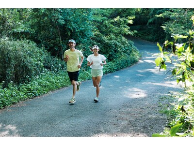 “走れるサンダル”という新常識。都市から自然まで、あらゆる道を軽やかに駆け抜けるハイブリッド”ランニングサンダル”「Aventrail R2T」がTevaより新登場。