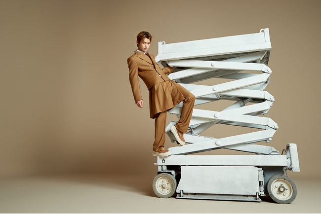 UGGがTOMORROW X TOGETHERのYEONJUNを起用し、新たなメンズコレクションをフィーチャーした26春夏キャンペーンを発表