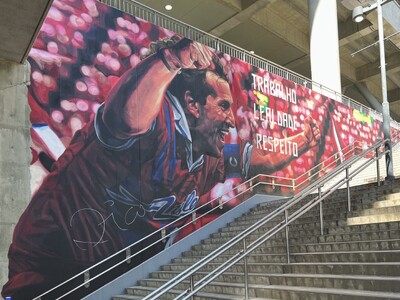 鹿島アントラーズ本拠地のカシマスタジアムにジーコを描いた壁画を制作
