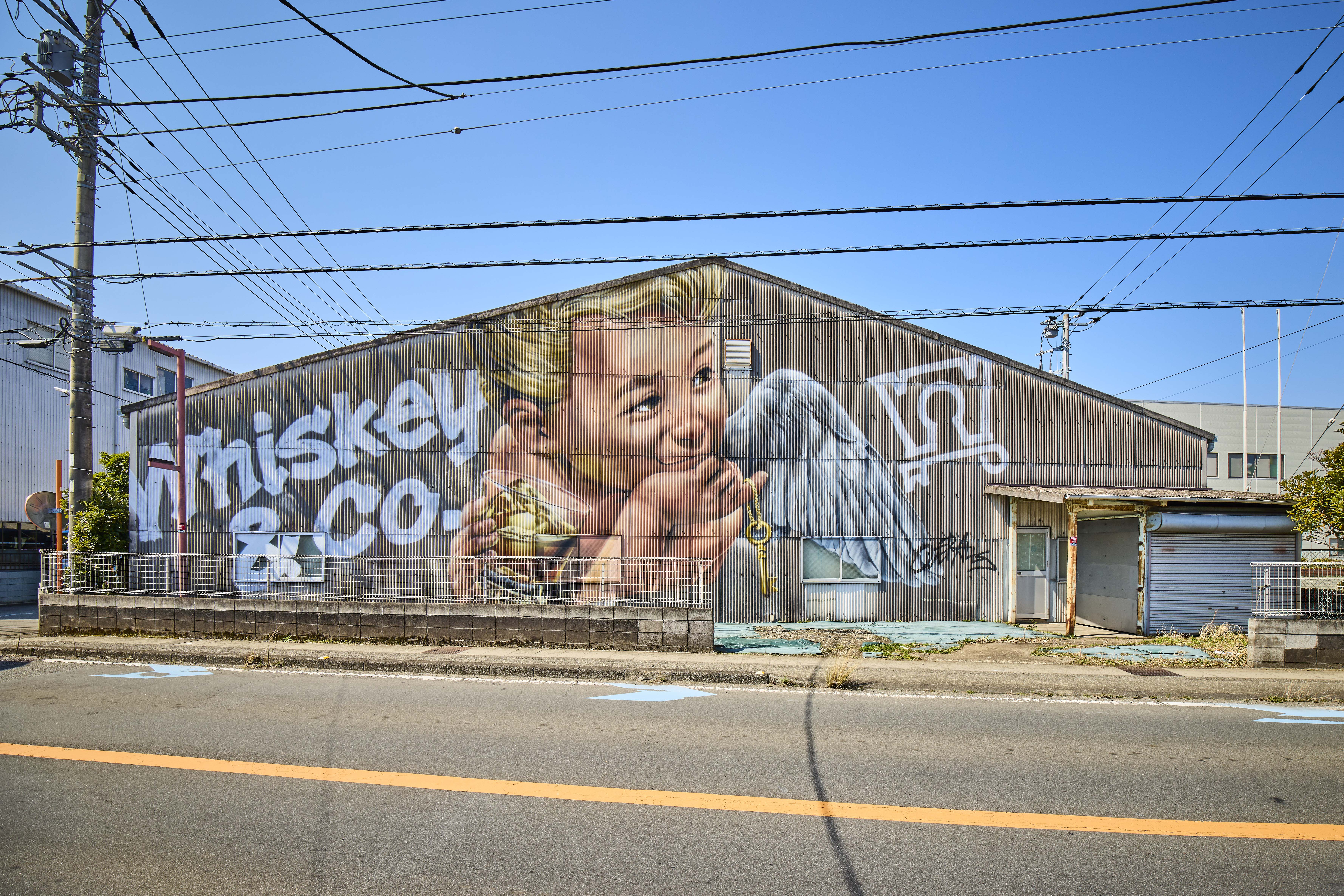 静岡県・三島のウイスキー蒸留所に「物々交換」で壁画を制作