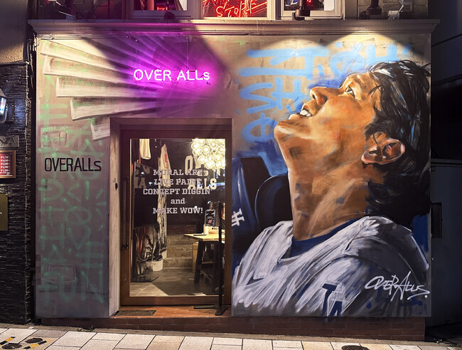 大谷の目にも涙？外苑前交差点に、空を仰ぐ姿が描かれる