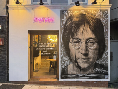 ジョン・レノンの黒い涙の壁画が外苑前に登場