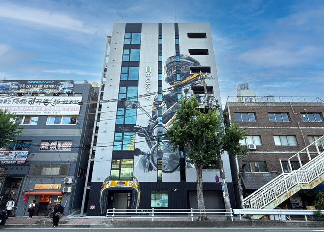 プレスリリース「神戸に現れた、高さ約25mのバイカー向けマンションに巨大壁画」のイメージ画像