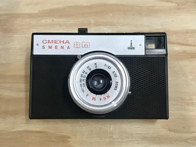 ソ連が生んだ希少な「LOMO SMENA 8M」、大人が遊べるトイカメラをお届けします