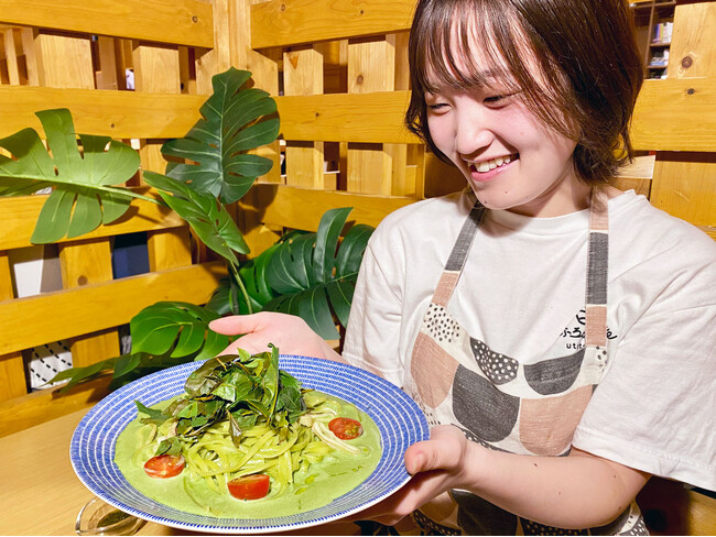 5月1日の新茶の日に、おふろcafe utataneで狭山茶の新芽を食べる「新茶ミルクカルボナーラ」の販売を開始します