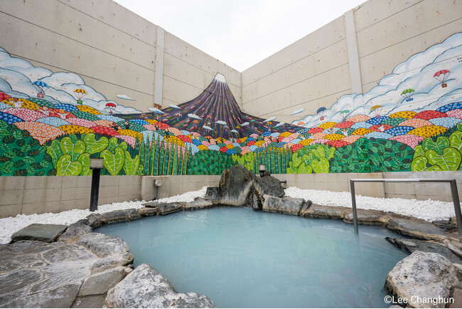 プレスリリース「おふろcafe ハレニワの湯の男性露天風呂に壁画アーティスト・ミヤザキケンスケ氏による壁画が誕生しました」のイメージ画像