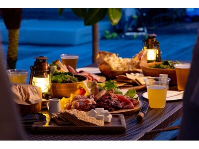 おふろcafe ハレニワの湯の屋上で、暑さを避けたナイトBBQを提供中。BBQ後はおふろでさっぱり。団体・貸切予約も承っています