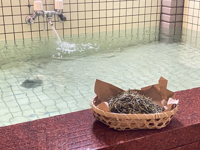 秩父湯元 武甲温泉が、梅雨明け後の暑さ対策として横瀬町産の廃棄茶葉を使用した「納涼水風呂」を開始します