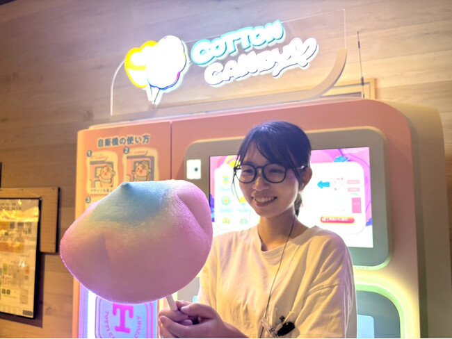 おふろcafe ハレニワの湯館内に全自動レインボーわたあめ製造機「CANDY SPIN」が新登場！　湯上がりに、くるっとレインボー甘い幸せ。