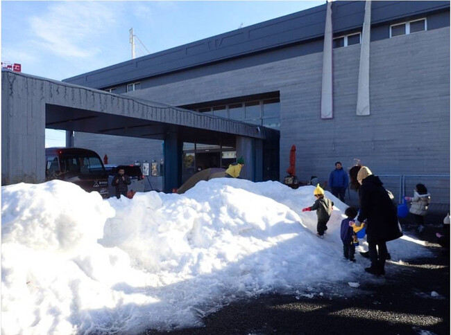 雪のない熊谷に雪がやってくる！　おふろcafe ハレニワの湯で楽しむ雪遊び『ハレニワ ちびっこ雪広場』