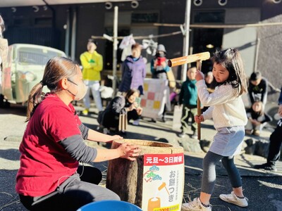 昭和レトロな温泉銭湯 玉川温泉で、昭和レトロなお正月イベント。餅つき、縁日、ちんどんなど盛りだくさんで新年をお祝いします