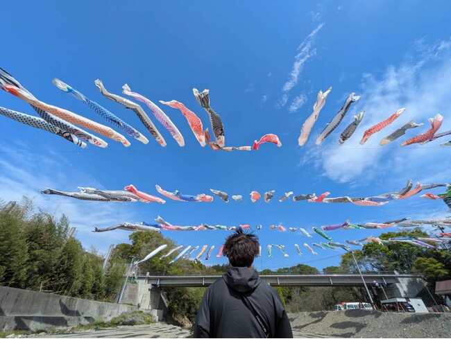 約180匹の鯉のぼりが目の前を泳ぐゴールデンウィークの「秩父湯元 武甲温泉」は、縁日やドラム缶風呂、ビンゴ大会など毎日イベントを開催