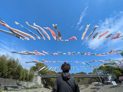 約180匹の鯉のぼりが目の前を泳ぐゴールデンウィークの「秩父湯元 武甲温泉」は、縁日やドラム缶風呂、ビン...