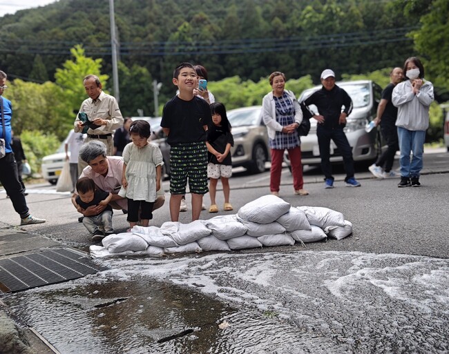 昭和レトロな温泉銭湯 玉川温泉で、梅雨や台風に備える「土嚢づくり」「地元消防署による講話や制服貸出」などの防災ワークショップを開催します