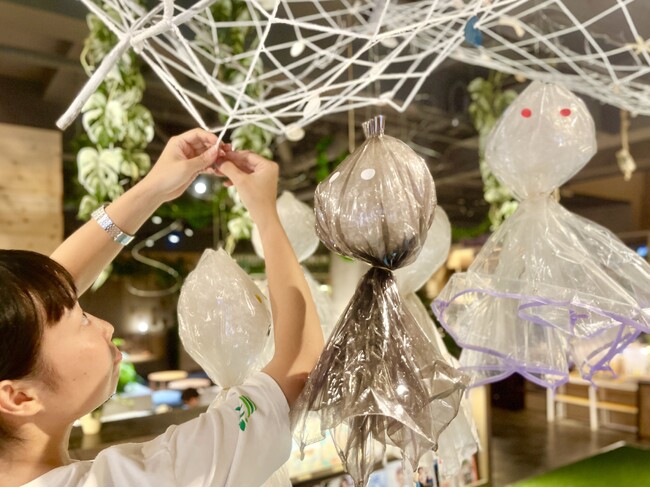 梅雨時期に使われなくなった傘をアップサイクル。おふろcafe ハレニワの湯にて「ビニール傘のてるてる坊主」を館内に飾ります
