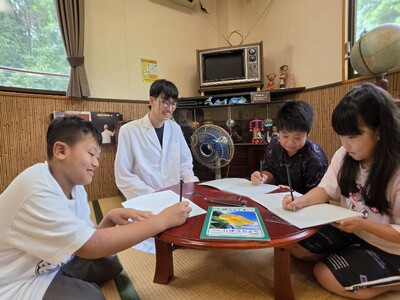 昭和レトロな温泉銭湯 玉川温泉で、夏休み最終日の「宿題が終わってない！」を解決する「宿題追い込み塾」を開...