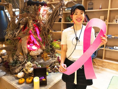 ピンクリボンデーにおふろをピンクに染めます。埼玉の温浴施設で乳がんの早期発見・治療を啓発推進