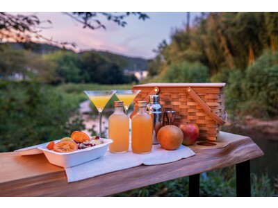 ときたまひみつきちCOMORIVERの宿泊者向けイベント。秋の夜長に川辺でお酒を楽しむ「秋の酒獲祭」を提供開始