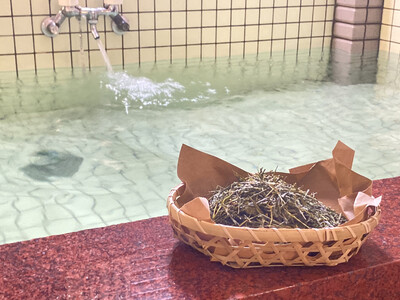 秩父湯元 武甲温泉、梅雨明け後の暑さに備えて横瀬町産の廃棄茶葉を使用した納涼水風呂や、不感温浴、クールシャンプーの提供を開始