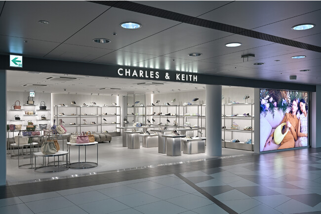 女優の岡崎紗絵さんが地元・名古屋のCHARLES & KEITHストアに来店決定11月26日(土)にトークショーを開催＆スペシャル特典もご用意