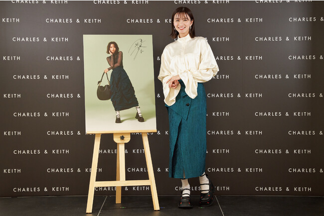 岡崎紗絵さんが地元・名古屋のCHARLES & KEITHストアに登場Winter & Holiday 2022 Collection お披露目発表会を開催