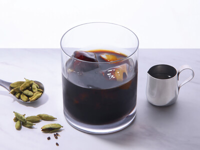 上島珈琲店がコーヒーの可能性に挑戦。ダブルネルドリップコーヒーをオン・ザ・ロックで楽しむ新体験メニュー『WND QUEEN ダブルネルドリップクイーン』＜8店舗限定＞を8月7日に期間限定で新発売！