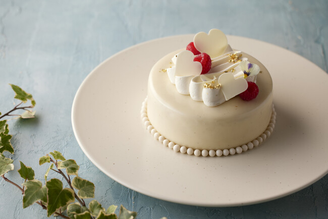 白にときめくホワイトデーのご褒美スイーツ“推し色”と楽しむ「ホワイトチョコレートとベリーのムース」