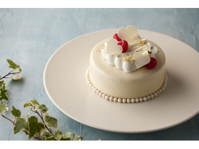 白にときめくホワイトデーのご褒美スイーツ“推し色”と楽しむ「ホワイトチョコレートとベリーのムース」