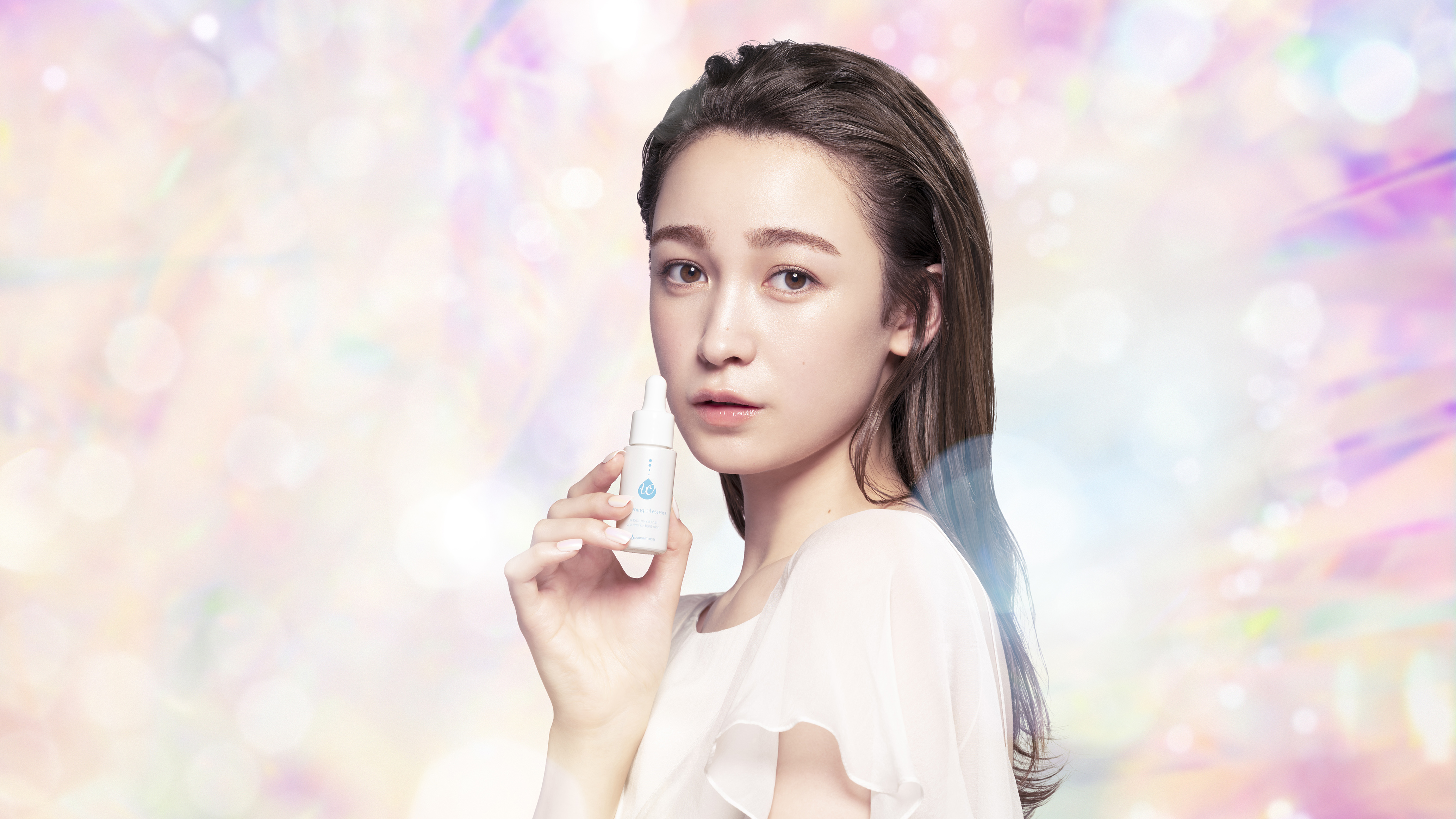 すっとなじむ医薬部外品の美白*オイル美容液「ホワイトニング　オイルエッセンス」発売！