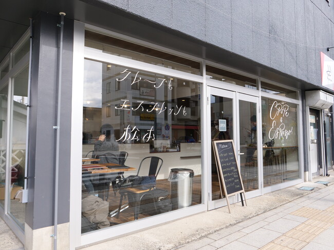 「クレープとエスプレッソと」が長野・松本に誕生！！パリパリの“黄金クレープ”と木の温もりに包まれる、ゆったり過ごせるくつろぎ空間がオープン