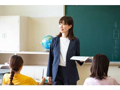 教職員専門ECサイト「センセイカプセル」と作業着スーツ発祥「WWS」が共同開発、「先生にも制服を」がコンセプトのセンセイスーツ第二弾！9月15日(金)より新色セットアップ・新商品ブラウスとスカート発売