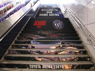 東京サンロッカーズとアルバルク東京「WELCOME TO OUR HOME ARENA」共同駅装飾をりんかい線「東京テレポート駅」で開始