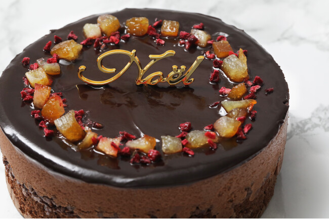 【クリスマスケーキ2025】「OGGI（オッジ）」より3層仕立てのクリスマスチョコレートケーキが新登場！爽やかな『オレンジピール』を飾り付けた、とろけるような口どけを楽しめる大人な味わいのムースケーキ