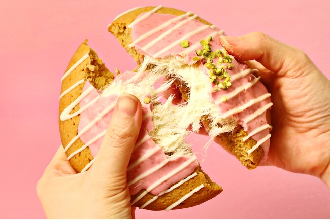 【世界で大バズり中!NEXTドバイチョコ】割った瞬間にふわっと飛び出すトルコ綿菓子×ドバイチョコを楽しめる『エンジェルヘアーチョコクッキー』がビッグソフトクッキー専門店「GUILTY’S」から初登場!