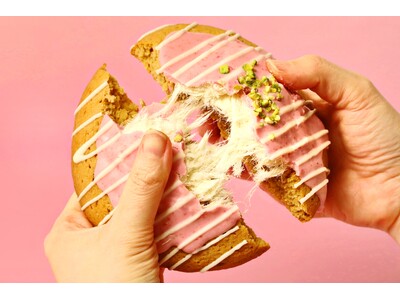 【世界で大バズり中！NEXTドバイチョコ】割った瞬間にふわっと飛び出すトルコ綿菓子×ドバイチョコを楽しめる『エンジェルヘアーチョコクッキー』がビッグソフトクッキー専門店「GUILTY’S」から初登場！