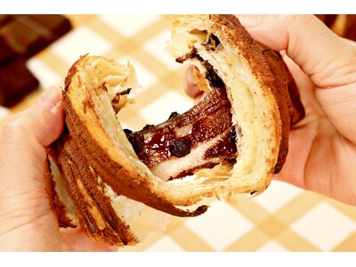 【韓国で大流行！クロワッサン×餅】「ハートブレッドアンティーク」より餅がのび～る！話題のハイブリッドパン『クロッチ』を新発売！“サクもち”な新食感がクセになる「チョコ・きなこ」の2フレーバーが新登場！