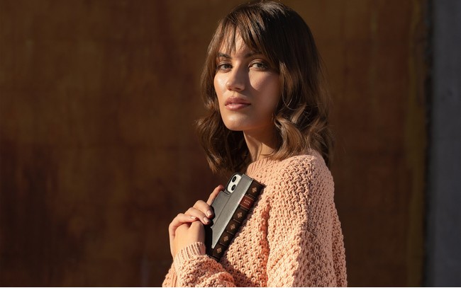 Twelve South BookBook for iPhone 13 | MagSafe݊ 3-in-1 {vEHbgP[XB΂ŎO\ȃn[hJo[ƃVF̓d\BX^h@\t