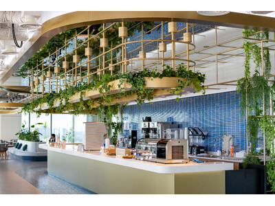 「働く人のウェルビーイングを支える空間」BLUE FRONT SHIBAURA TOWER S 28階テナント共用施設「BLUE SKY LOUNGE」に、カフェ＆バーがオープン