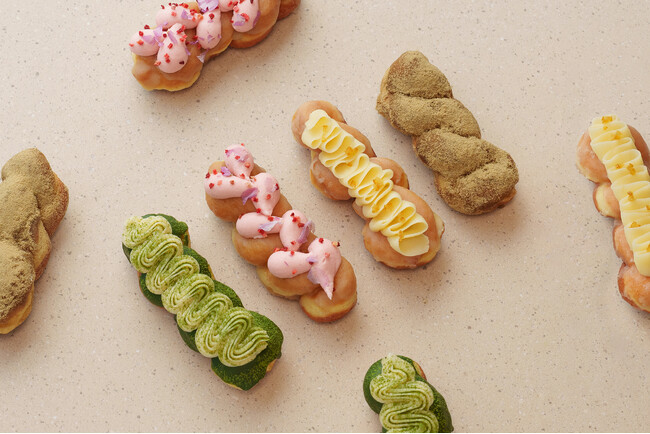 【koe donuts】桜やいちごなど旬の味覚を詰め込んだ新メニュー・春をカラフルに彩る、ふわふわのツイストドーナツとドリンクが新登場