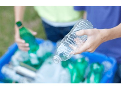 ペットボトル回収を通じてプラスチックごみ削減への取り組みを強化　クイーンズ伊勢丹8店舗にて「ボトルtoトレー」リサイクルを開始