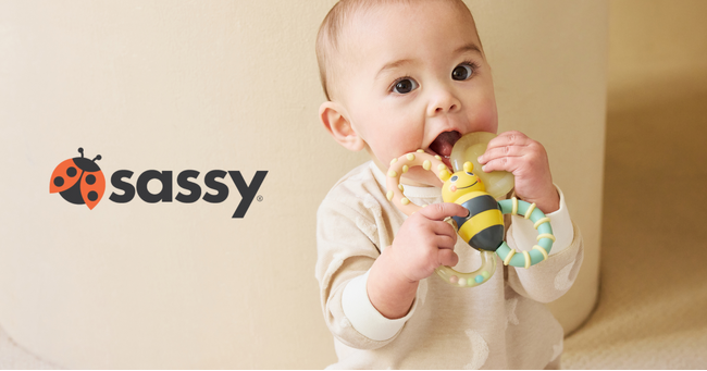 Sassyの人気No.1歯がため「カミカミみつばち」他4つのラトルがニュアンスカラーで登場！バースデイ限定で7月中旬より順次発売