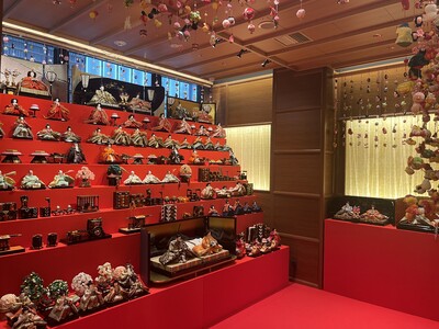 約4000本のつるし雛と豪華雛飾りの「ひな人形展」を開催　期間中はカフェレストランにて桜餅をプレゼント　...