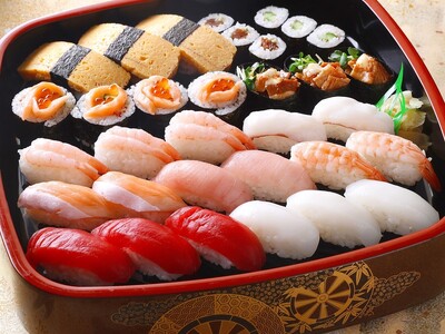 新春を明るく彩る、盛り込みやサーモンづくし、豪華な生うに！　お集まりの席やお一人でも！「柿家すし」新春の新商品
