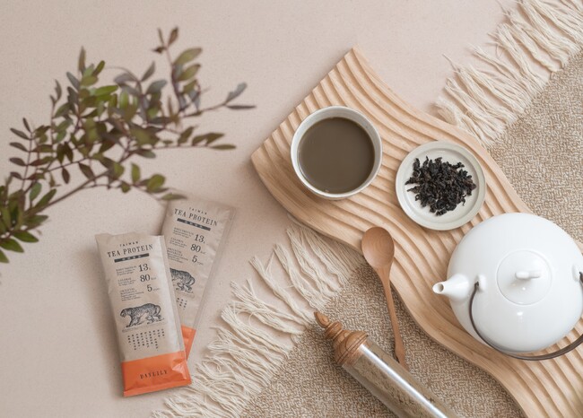 【日本初】台湾ブランド DAYLILYからお茶のように楽しめる全く甘くない台湾茶プロテイン「TAIWAN TEA PROTEIN 鉄観音茶」が誕生！4月21日より発売開始のメイン画像