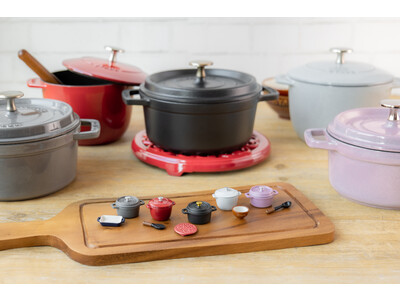 フランス生まれの調理器具「STAUB」鍋がミニチュアになってガシャポンに登場！ 『STAUB ミニチュアコレクション』～人気のキッチンツールもセットでイメージ膨らむ～