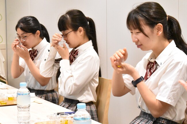 高校生応援の食育教室「オリーブオイルソムリエによるオリーブオイル講座」を今年も開催