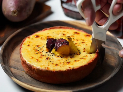 秋の贅沢グルメ！新宿で味わう秋だけの【特別な一皿】チーズとろけるさつまいものシカゴピザ