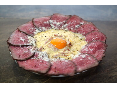 50cm超えのパスタ！？サーロイン肉をのせた“肉ボナーラ”が新宿に登場