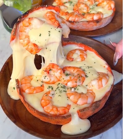 SNSで注目を集める“海老×チーズ”進化形「シュリンプシカゴピザ」